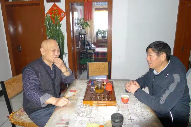 春節(jié)前夕公司黨委委員、副總經(jīng)理王潤貴代表公司黨委班子看望軍轉(zhuǎn)干部余永升，送去米、面等慰問品。